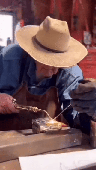 Forgé à la main. Petites séries. Caractère authentique.